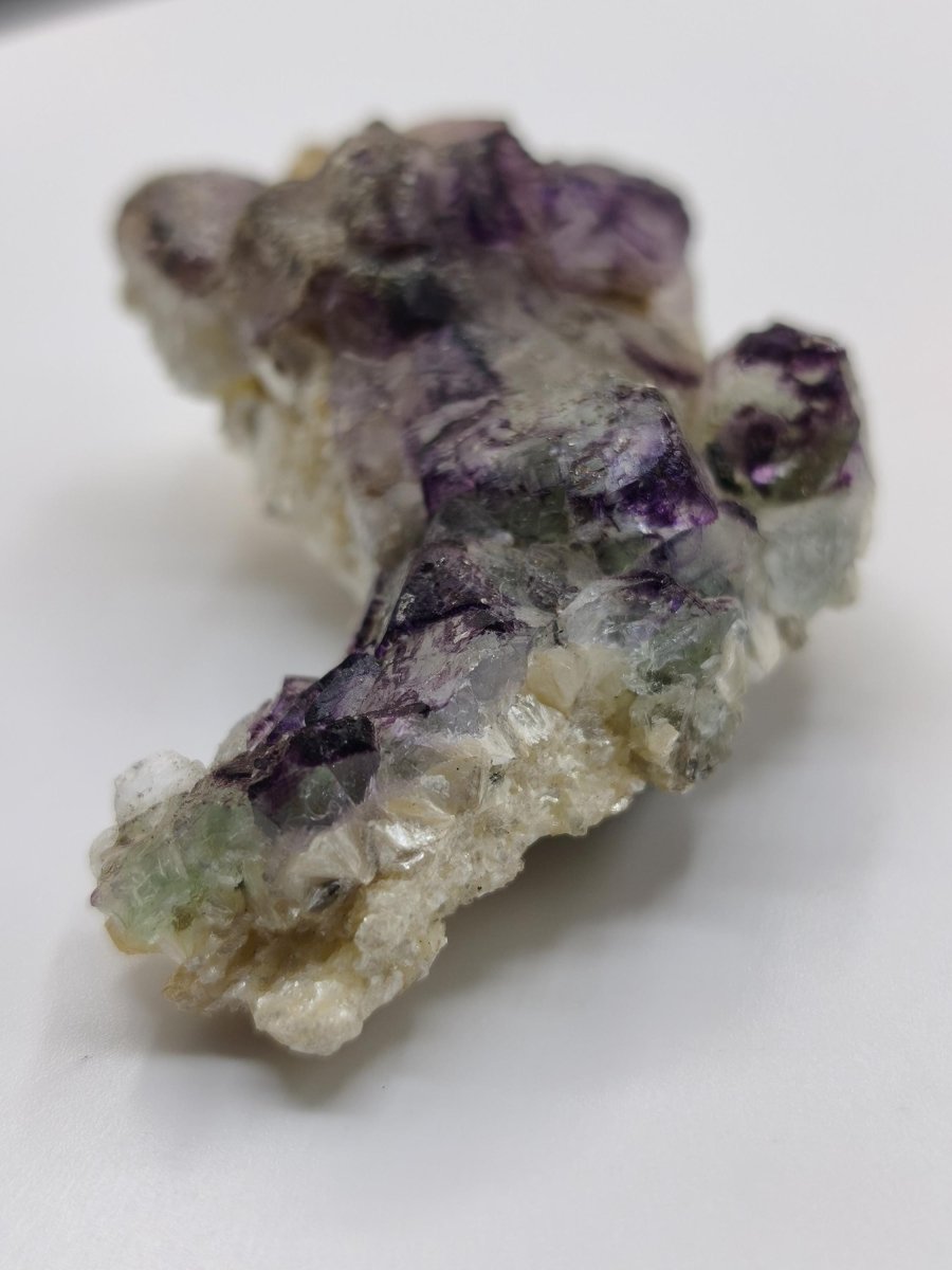 Fluorit Kristallstufe – Violett-Grüner Fluorit aus Erongo, Namibia – Sammlerstück | Seltene Sammler Kristall Stufe Mineral Heilstein Deko - Art of Nature Berlin