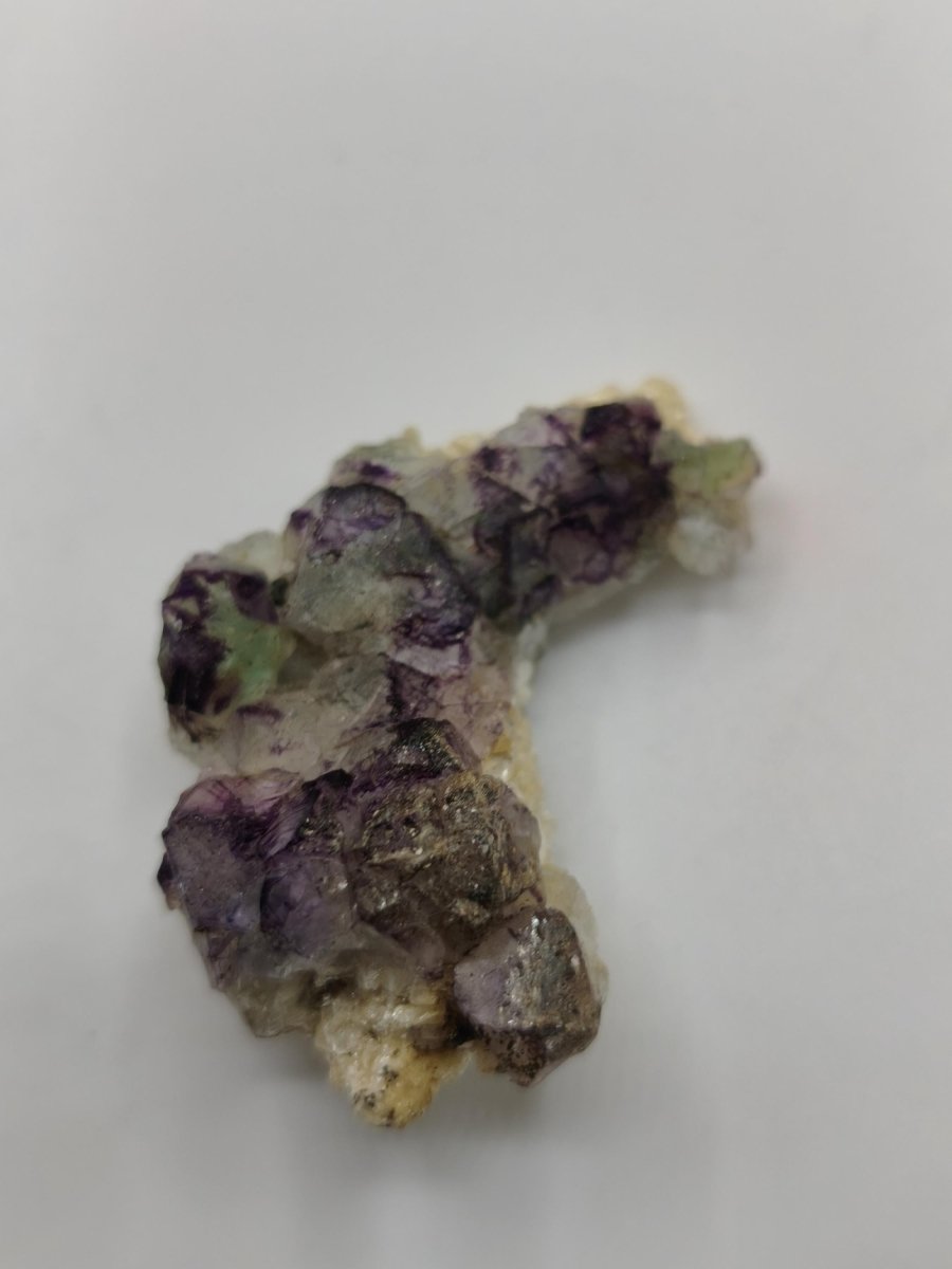 Fluorit Kristallstufe – Violett-Grüner Fluorit aus Erongo, Namibia – Sammlerstück | Seltene Sammler Kristall Stufe Mineral Heilstein Deko - Art of Nature Berlin