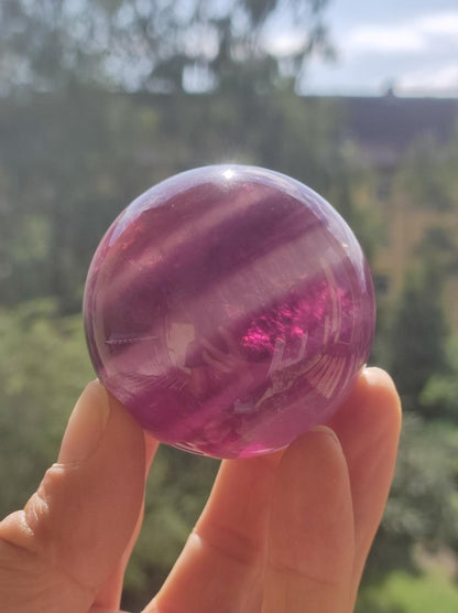 Fluorit lila pink rosa rot ~ Magische Edelstein Kugel Massage & Deko Sphere Crystal Spielkugel Meditation HIPPIE Ethno Heilstein Naturschatz - Art of Nature Berlin