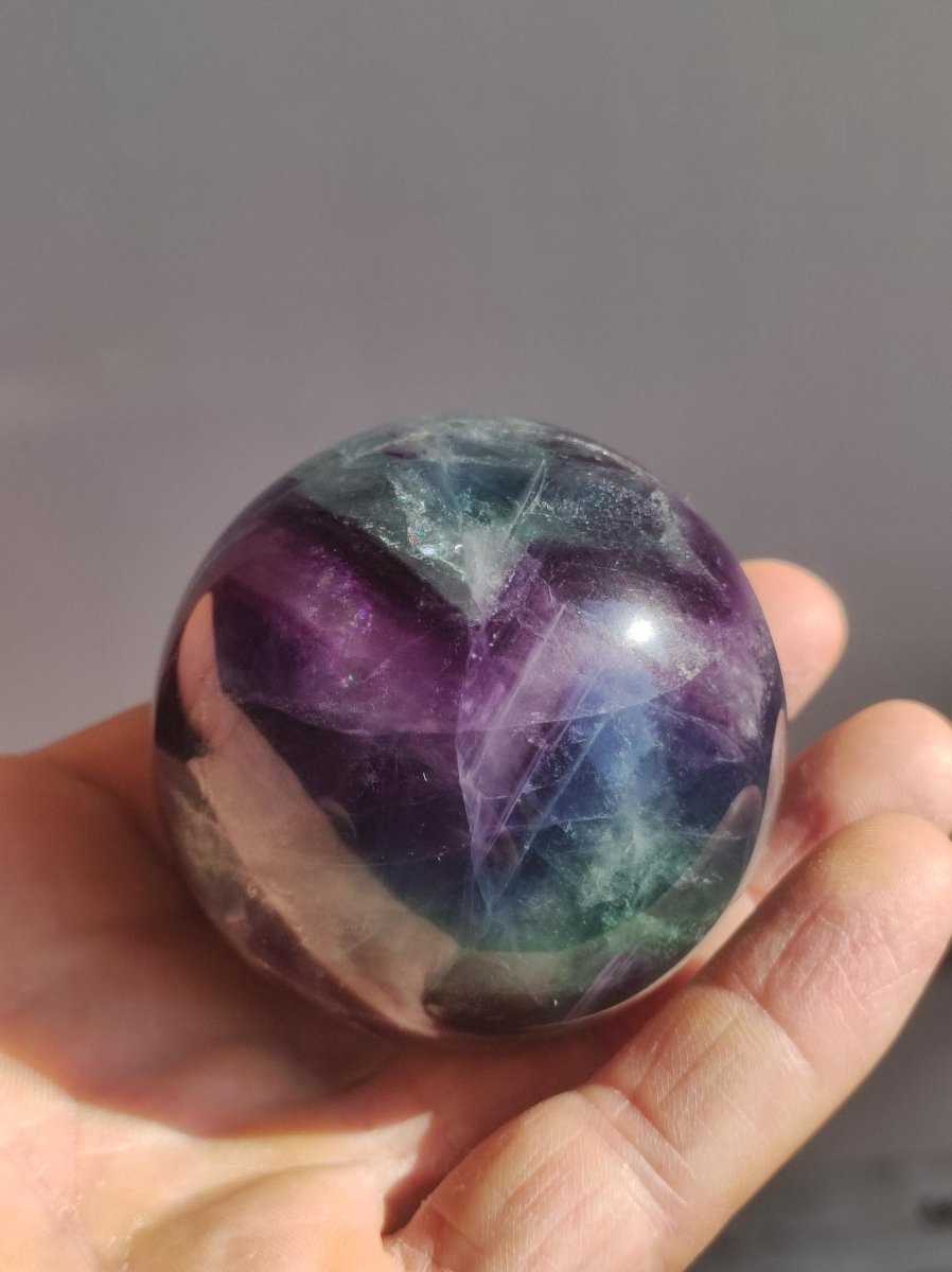 Fluorit Regenbogen Edelstein Kugel Deko Sphere Massage Kristall Spielkugel Meditation Heilstein Frau Mann Geschenk Er Sie Haus Energie Traum - Art of Nature Berlin