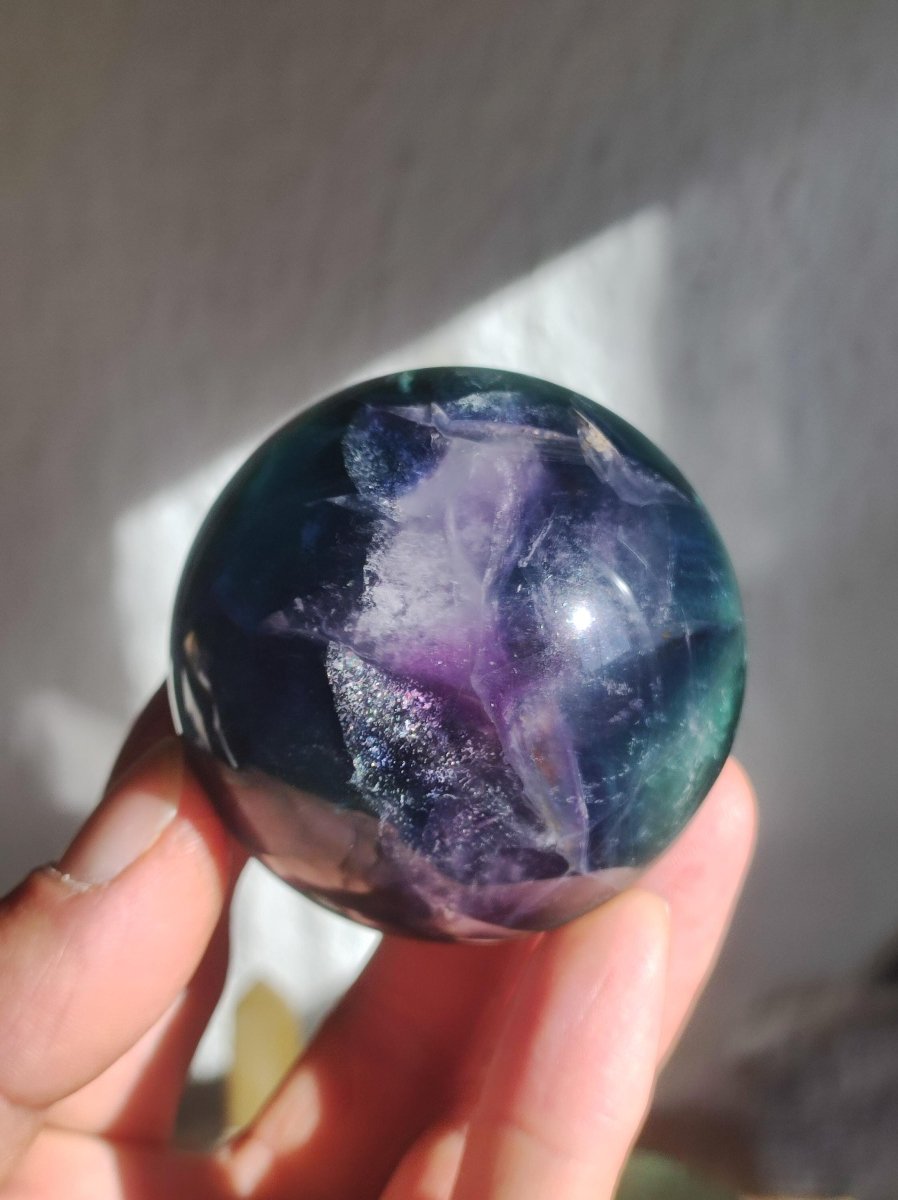 Fluorit Regenbogen Edelstein Kugel Deko Sphere Massage Kristall Spielkugel Meditation Heilstein Frau Mann Geschenk Er Sie Haus Energie Traum - Art of Nature Berlin