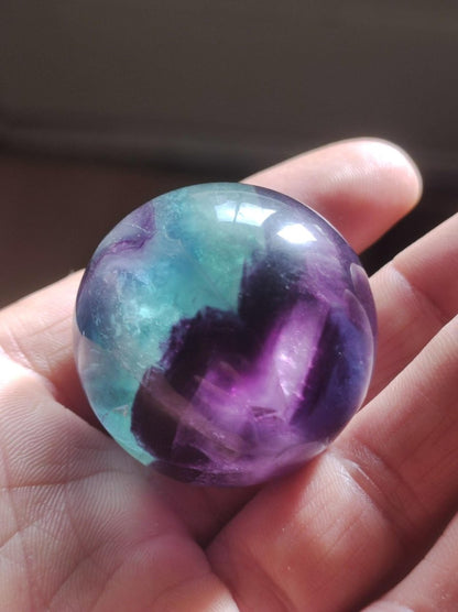 Fluorit Regenbogen Edelstein Kugel Deko Sphere Massage Kristall Spielkugel Meditation Heilstein Frau Mann Geschenk Er Sie Haus Energie Traum - Art of Nature Berlin
