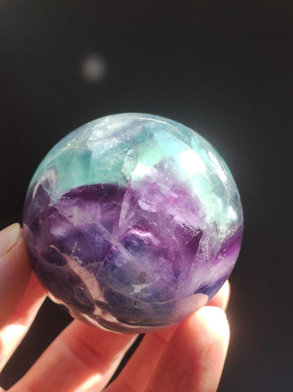 Fluorit Regenbogen Edelstein Kugel Deko Sphere Massage Kristall Spielkugel Meditation Heilstein Frau Mann Geschenk Er Sie Haus Energie Traum - Art of Nature Berlin