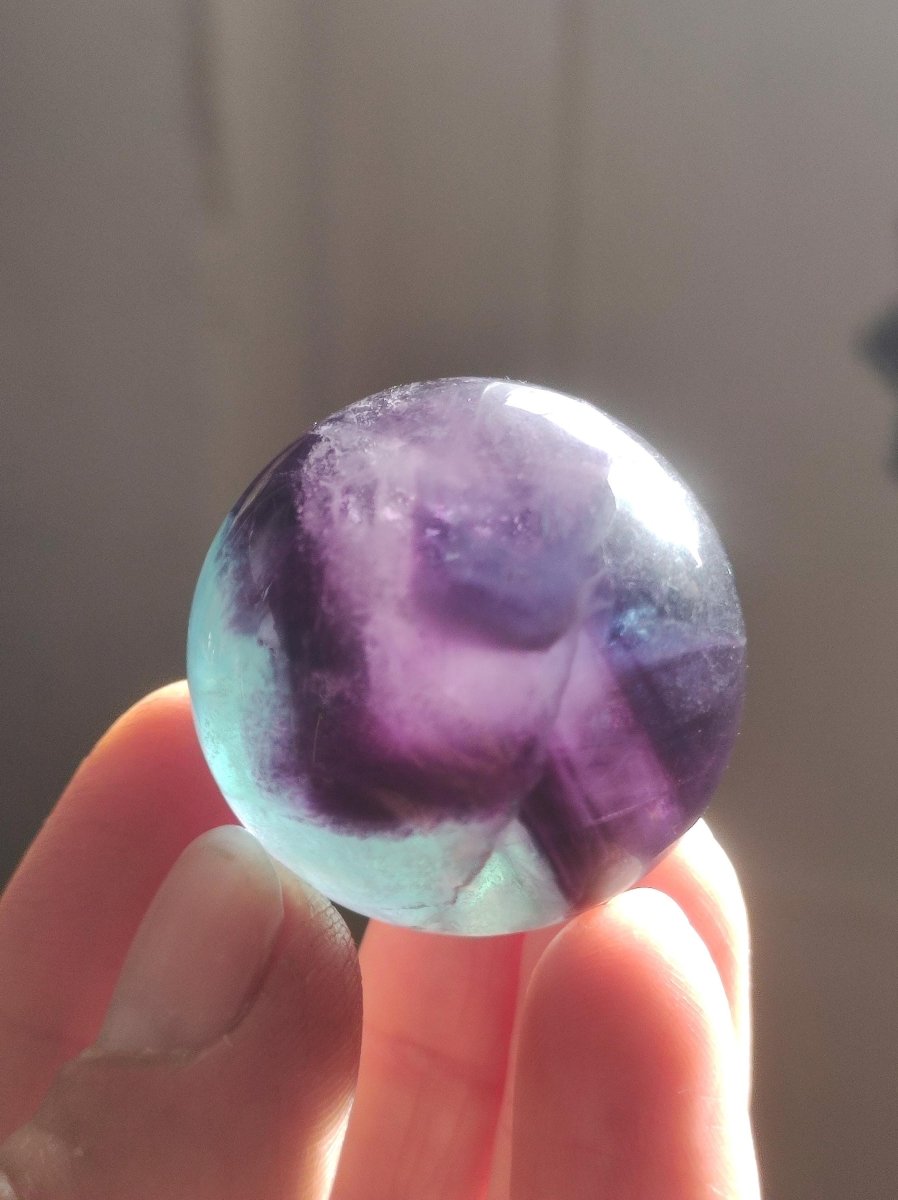 Fluorit Regenbogen Edelstein Kugel Deko Sphere Massage Kristall Spielkugel Meditation Heilstein Frau Mann Geschenk Er Sie Haus Energie Traum - Art of Nature Berlin