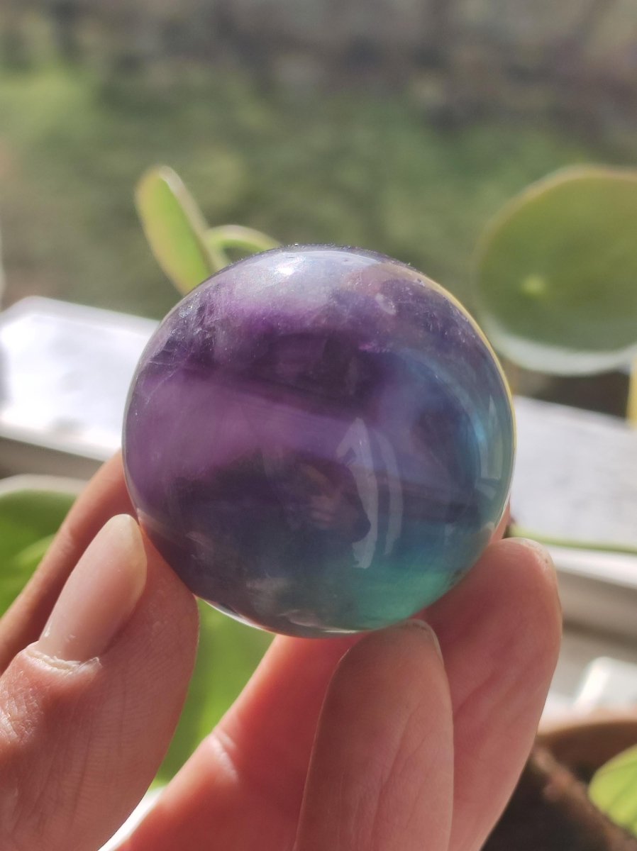 Fluorit Regenbogen Edelstein Kugel Deko Sphere Massage Kristall Spielkugel Meditation Heilstein Frau Mann Geschenk Er Sie Haus Energie Traum - Art of Nature Berlin