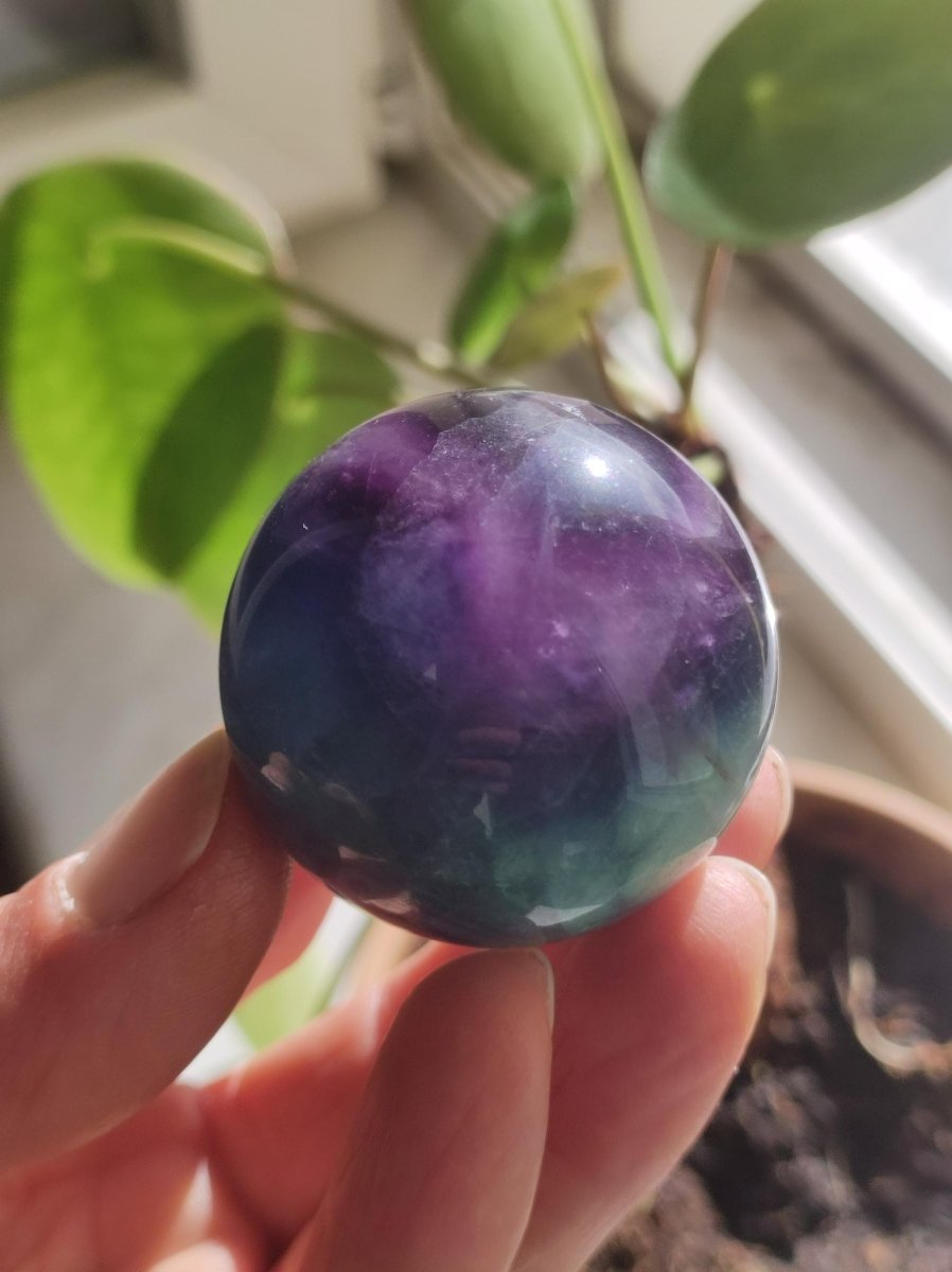 Fluorit Regenbogen Edelstein Kugel Deko Sphere Massage Kristall Spielkugel Meditation Heilstein Frau Mann Geschenk Er Sie Haus Energie Traum - Art of Nature Berlin