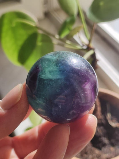 Fluorit Regenbogen Edelstein Kugel Deko Sphere Massage Kristall Spielkugel Meditation Heilstein Frau Mann Geschenk Er Sie Haus Energie Traum - Art of Nature Berlin