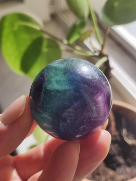 Fluorit Regenbogen Edelstein Kugel Deko Sphere Massage Kristall Spielkugel Meditation Heilstein Frau Mann Geschenk Er Sie Haus Energie Traum - Art of Nature Berlin