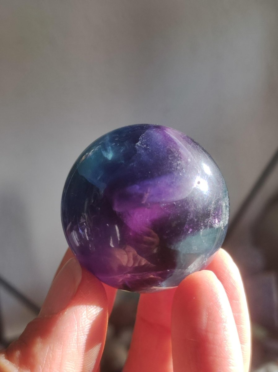 Fluorit Regenbogen Edelstein Kugel Deko Sphere Massage Kristall Spielkugel Meditation Heilstein Frau Mann Geschenk Er Sie Haus Energie Traum - Art of Nature Berlin