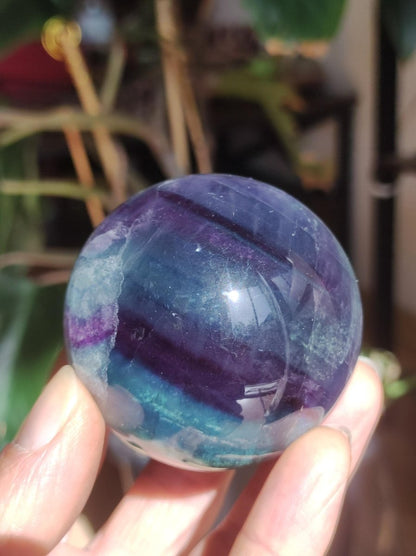 Fluorit Regenbogen Edelstein Kugel Deko Sphere Massage Kristall Spielkugel Meditation Heilstein Frau Mann Geschenk Er Sie Haus Energie Traum - Art of Nature Berlin