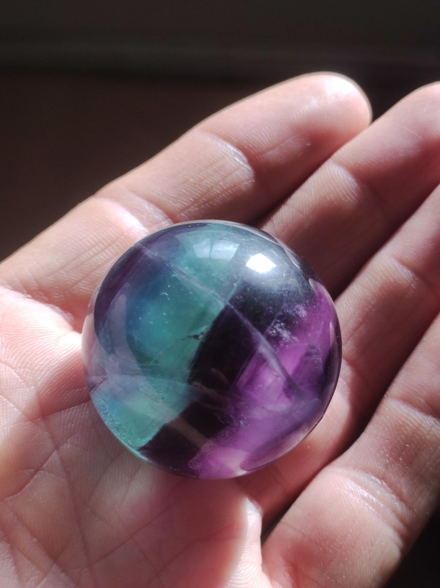 Fluorit Regenbogen Edelstein Kugel Deko Sphere Massage Kristall Spielkugel Meditation Heilstein Frau Mann Geschenk Er Sie Haus Energie Traum - Art of Nature Berlin