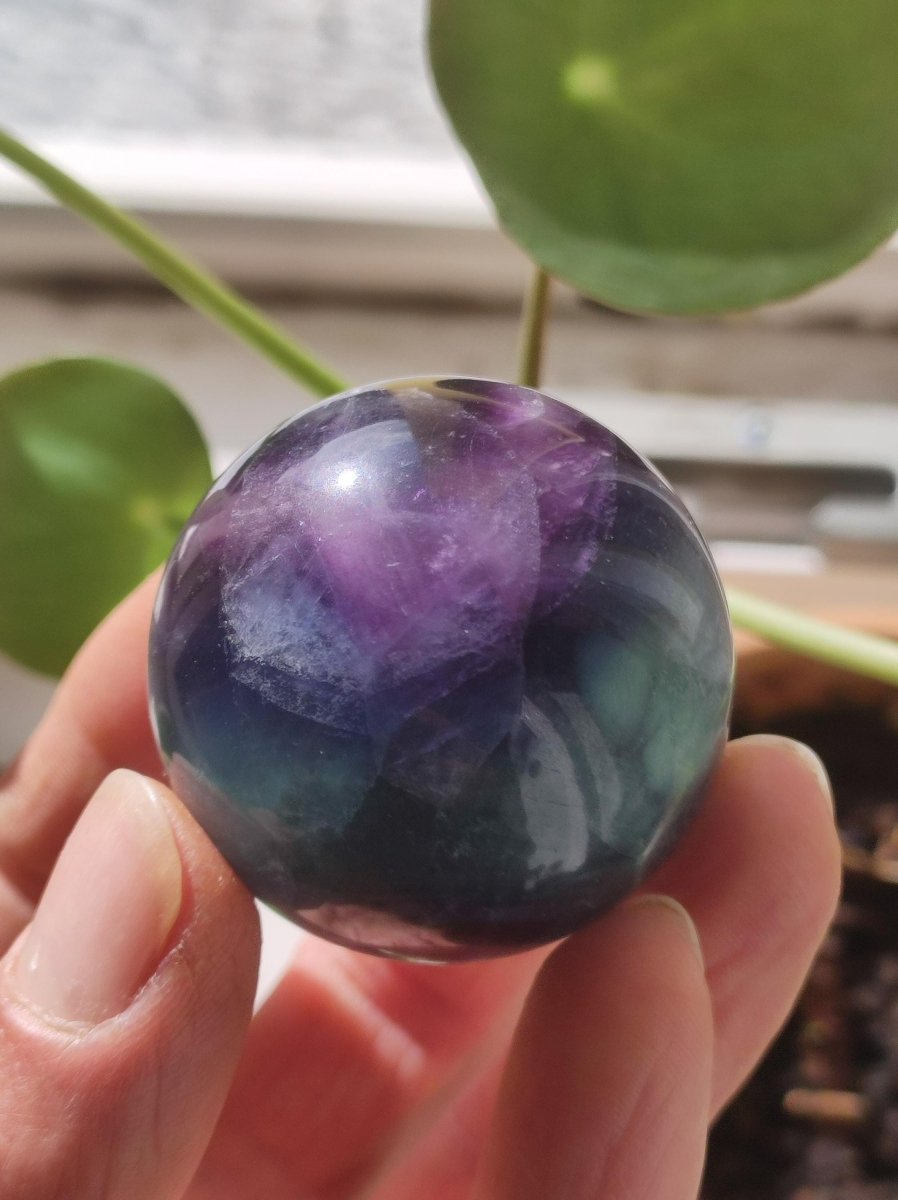Fluorit Regenbogen Edelstein Kugel Deko Sphere Massage Kristall Spielkugel Meditation Heilstein Frau Mann Geschenk Er Sie Haus Energie Traum - Art of Nature Berlin