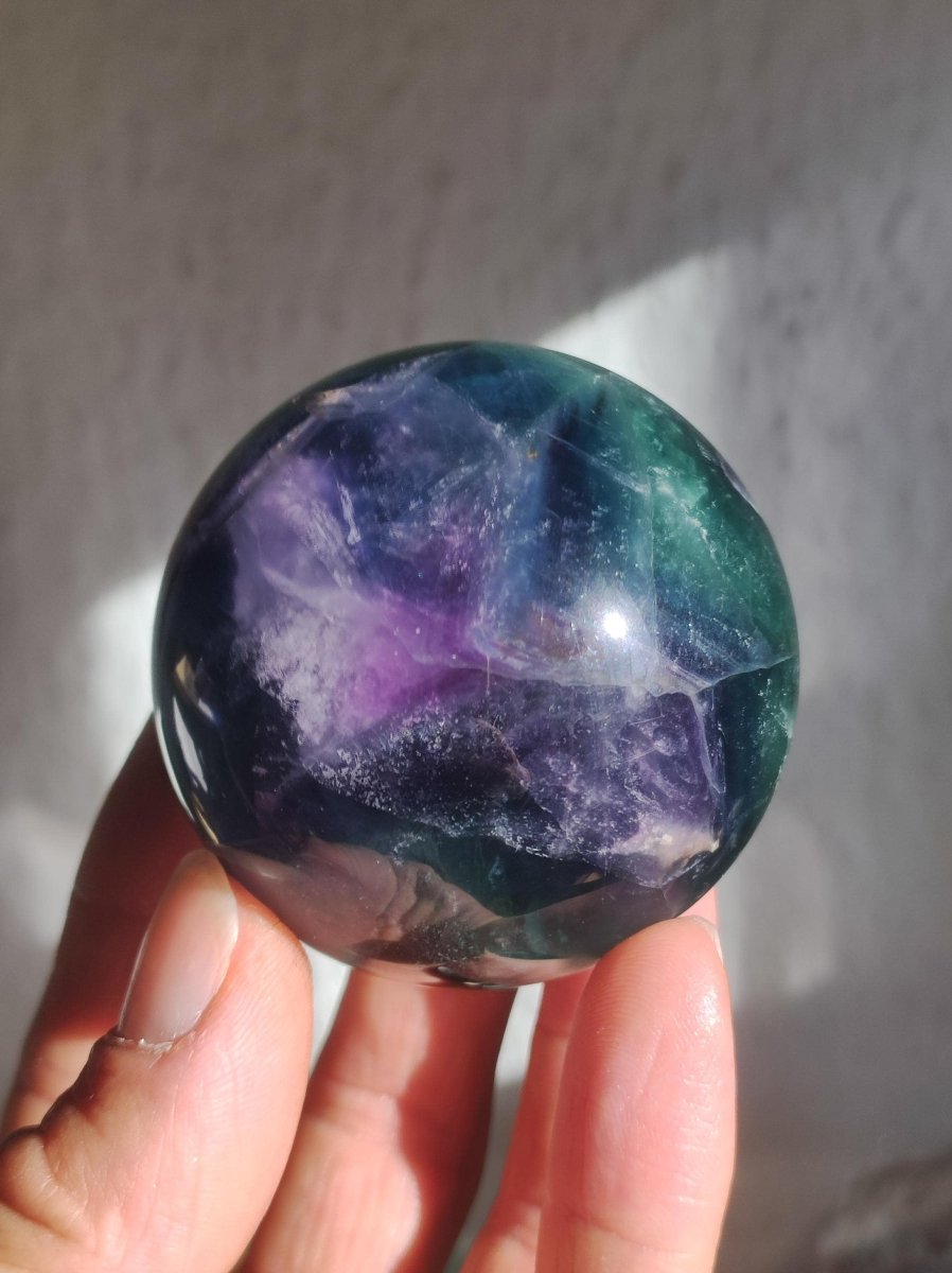 Fluorit Regenbogen Edelstein Kugel Deko Sphere Massage Kristall Spielkugel Meditation Heilstein Frau Mann Geschenk Er Sie Haus Energie Traum - Art of Nature Berlin