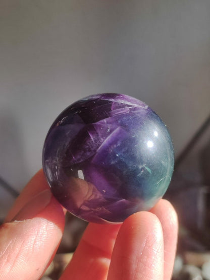 Fluorit Regenbogen Edelstein Kugel Deko Sphere Massage Kristall Spielkugel Meditation Heilstein Frau Mann Geschenk Er Sie Haus Energie Traum - Art of Nature Berlin