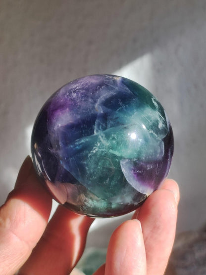 Fluorit Regenbogen Edelstein Kugel Deko Sphere Massage Kristall Spielkugel Meditation Heilstein Frau Mann Geschenk Er Sie Haus Energie Traum - Art of Nature Berlin