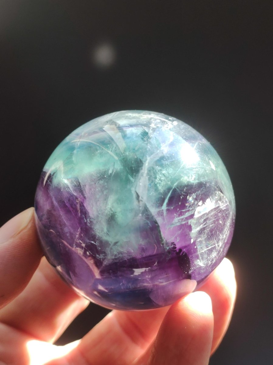 Fluorit Regenbogen Edelstein Kugel Deko Sphere Massage Kristall Spielkugel Meditation Heilstein Frau Mann Geschenk Er Sie Haus Energie Traum - Art of Nature Berlin