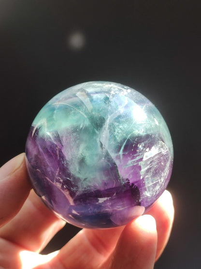 Fluorit Regenbogen Edelstein Kugel Deko Sphere Massage Kristall Spielkugel Meditation Heilstein Frau Mann Geschenk Er Sie Haus Energie Traum - Art of Nature Berlin