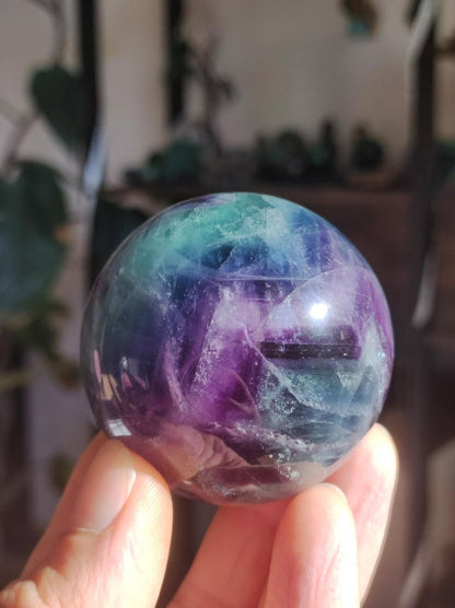 Fluorit Regenbogen Edelstein Kugel Deko Sphere Massage Kristall Spielkugel Meditation Heilstein Frau Mann Geschenk Er Sie Haus Energie Traum - Art of Nature Berlin