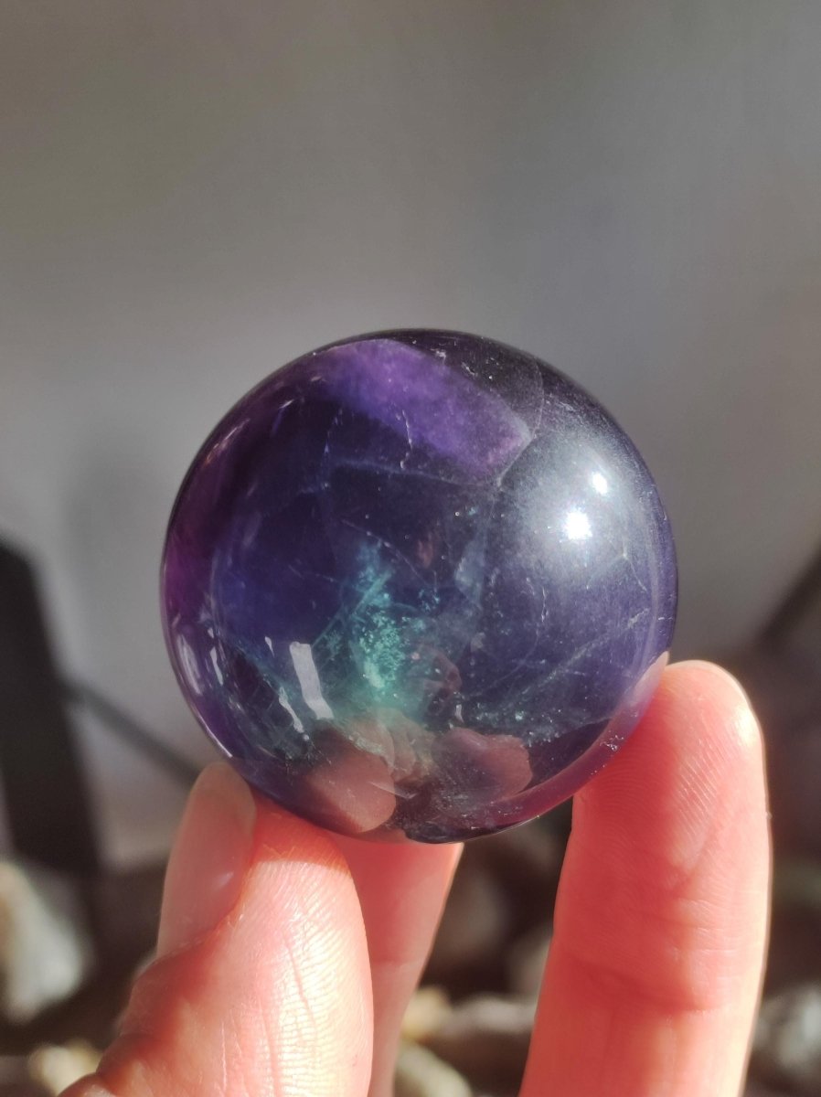 Fluorit Regenbogen Edelstein Kugel Deko Sphere Massage Kristall Spielkugel Meditation Heilstein Frau Mann Geschenk Er Sie Haus Energie Traum - Art of Nature Berlin