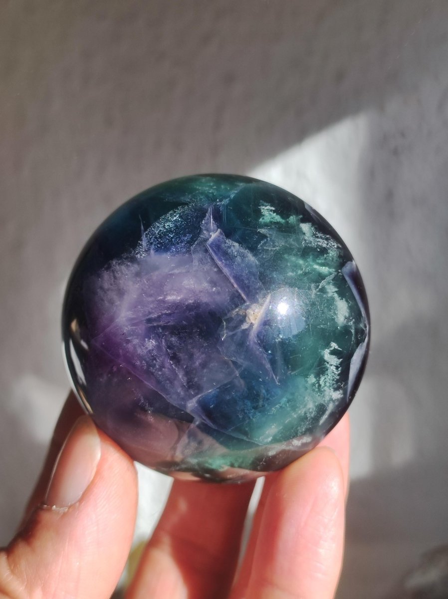 Fluorit Regenbogen Edelstein Kugel Deko Sphere Massage Kristall Spielkugel Meditation Heilstein Frau Mann Geschenk Er Sie Haus Energie Traum - Art of Nature Berlin