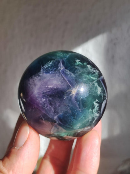 Fluorit Regenbogen Edelstein Kugel Deko Sphere Massage Kristall Spielkugel Meditation Heilstein Frau Mann Geschenk Er Sie Haus Energie Traum - Art of Nature Berlin