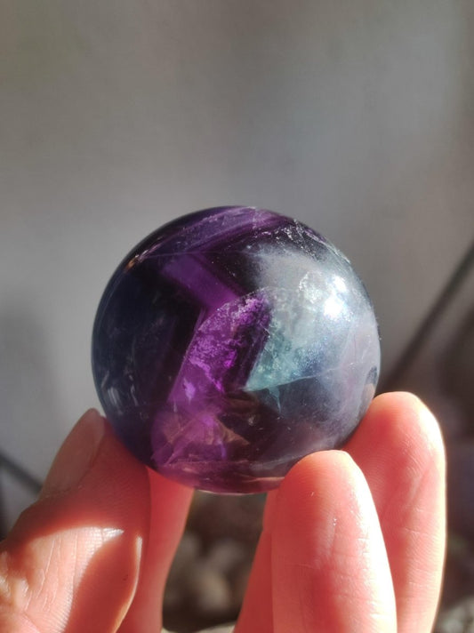 Fluorit Regenbogen Edelstein Kugel Deko Sphere Massage Kristall Spielkugel Meditation Heilstein Frau Mann Geschenk Er Sie Haus Energie Traum - Art of Nature Berlin