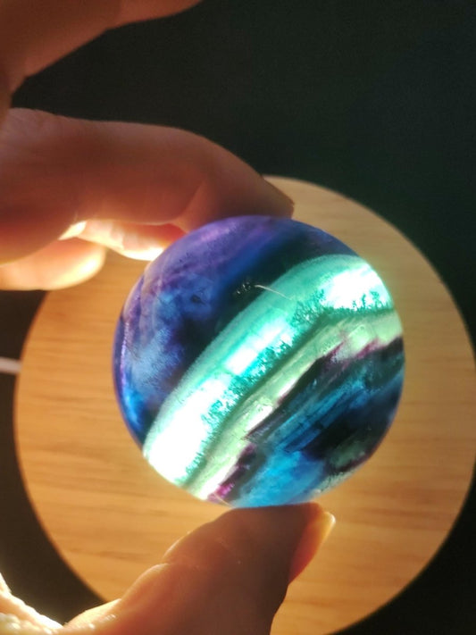 Fluorit Regenbogen Edelstein Kugel Deko Sphere Massage Kristall Spielkugel Meditation Heilstein Frau Mann Geschenk Er Sie Haus Energie Traum - Art of Nature Berlin