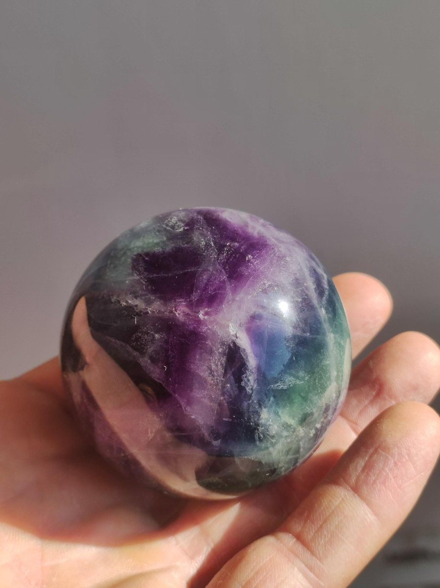 Fluorit Regenbogen Edelstein Kugel Deko Sphere Massage Kristall Spielkugel Meditation Heilstein Frau Mann Geschenk Er Sie Haus Energie Traum - Art of Nature Berlin