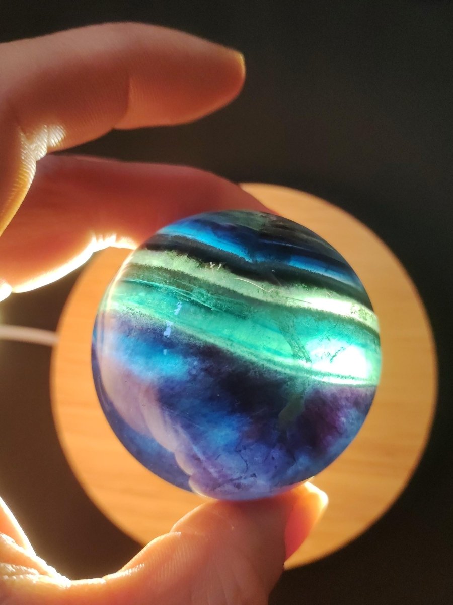 Fluorit Regenbogen Edelstein Kugel Deko Sphere Massage Kristall Spielkugel Meditation Heilstein Frau Mann Geschenk Er Sie Haus Energie Traum - Art of Nature Berlin