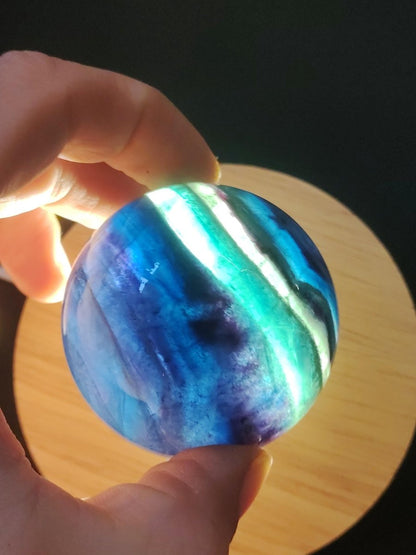 Fluorit Regenbogen Edelstein Kugel Deko Sphere Massage Kristall Spielkugel Meditation Heilstein Frau Mann Geschenk Er Sie Haus Energie Traum - Art of Nature Berlin