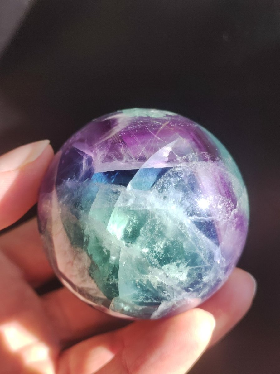 Fluorit Regenbogen Edelstein Kugel Deko Sphere Massage Kristall Spielkugel Meditation Heilstein Frau Mann Geschenk Er Sie Haus Energie Traum - Art of Nature Berlin