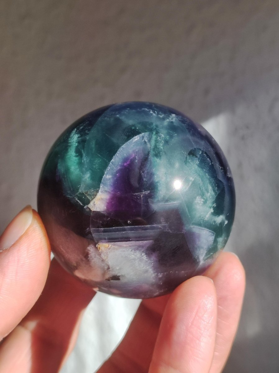 Fluorit Regenbogen Edelstein Kugel Deko Sphere Massage Kristall Spielkugel Meditation Heilstein Frau Mann Geschenk Er Sie Haus Energie Traum - Art of Nature Berlin