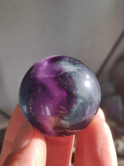 Fluorit Regenbogen Edelstein Kugel Deko Sphere Massage Kristall Spielkugel Meditation Heilstein Frau Mann Geschenk Er Sie Haus Energie Traum - Art of Nature Berlin