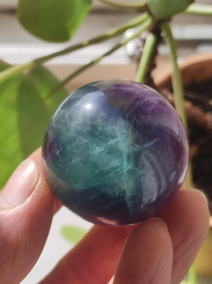 Fluorit Regenbogen Edelstein Kugel Deko Sphere Massage Kristall Spielkugel Meditation Heilstein Frau Mann Geschenk Er Sie Haus Energie Traum - Art of Nature Berlin