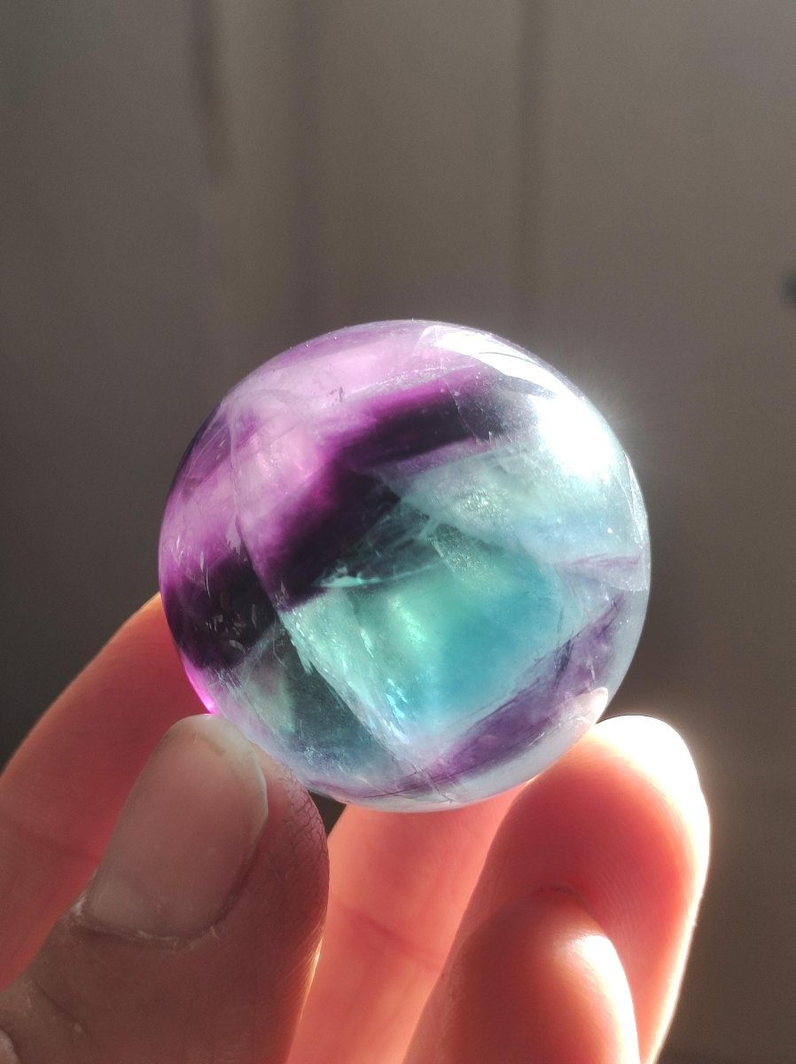 Fluorit Regenbogen Edelstein Kugel Deko Sphere Massage Kristall Spielkugel Meditation Heilstein Frau Mann Geschenk Er Sie Haus Energie Traum - Art of Nature Berlin