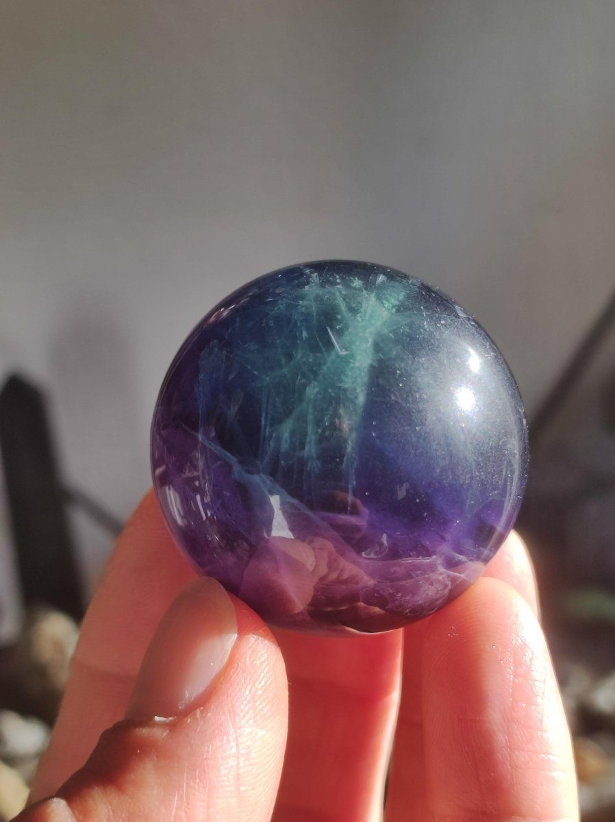 Fluorit Regenbogen Edelstein Kugel Deko Sphere Massage Kristall Spielkugel Meditation Heilstein Frau Mann Geschenk Er Sie Haus Energie Traum - Art of Nature Berlin