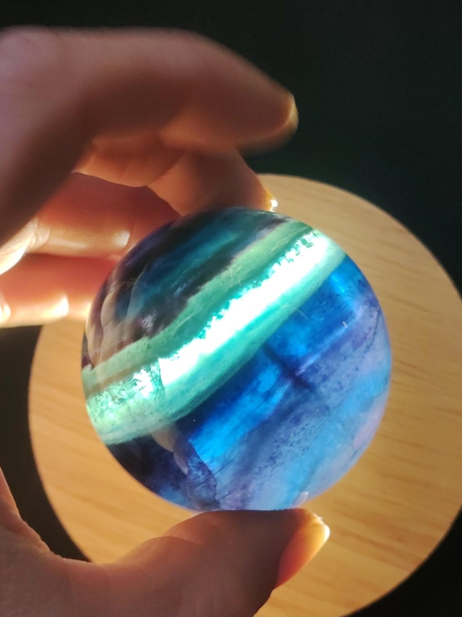 Fluorit Regenbogen Edelstein Kugel Deko Sphere Massage Kristall Spielkugel Meditation Heilstein Frau Mann Geschenk Er Sie Haus Energie Traum - Art of Nature Berlin