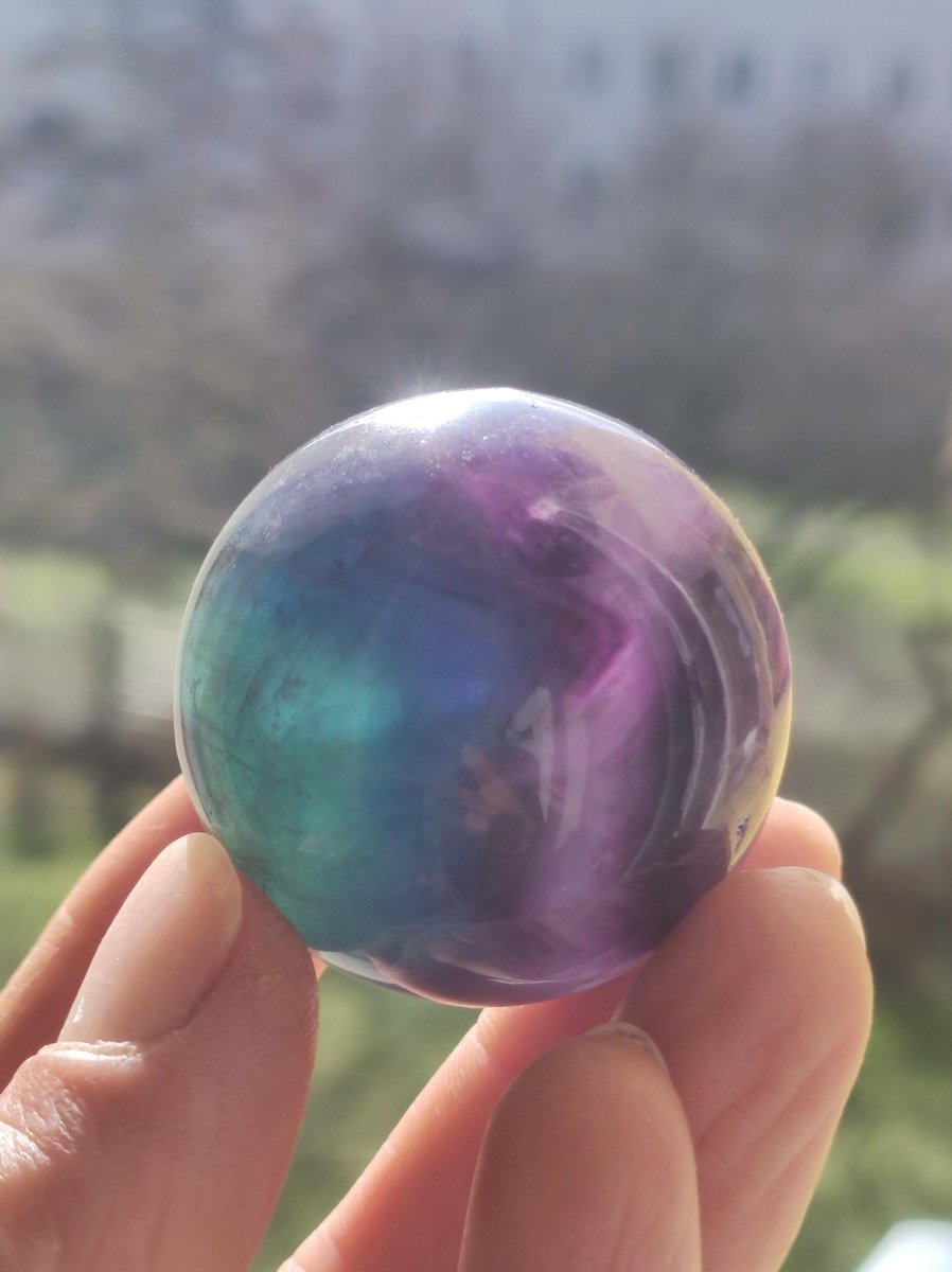 Fluorit Regenbogen Edelstein Kugel Deko Sphere Massage Kristall Spielkugel Meditation Heilstein Frau Mann Geschenk Er Sie Haus Energie Traum - Art of Nature Berlin