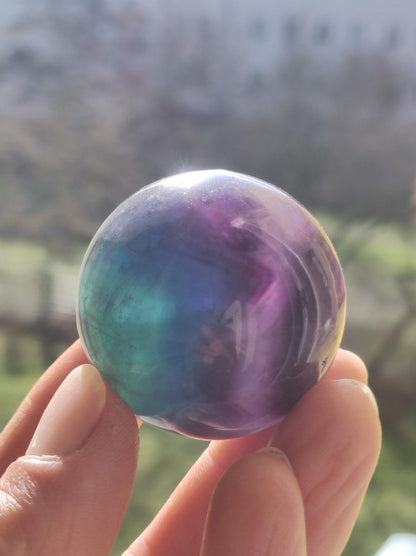 Fluorit Regenbogen Edelstein Kugel Deko Sphere Massage Kristall Spielkugel Meditation Heilstein Frau Mann Geschenk Er Sie Haus Energie Traum - Art of Nature Berlin