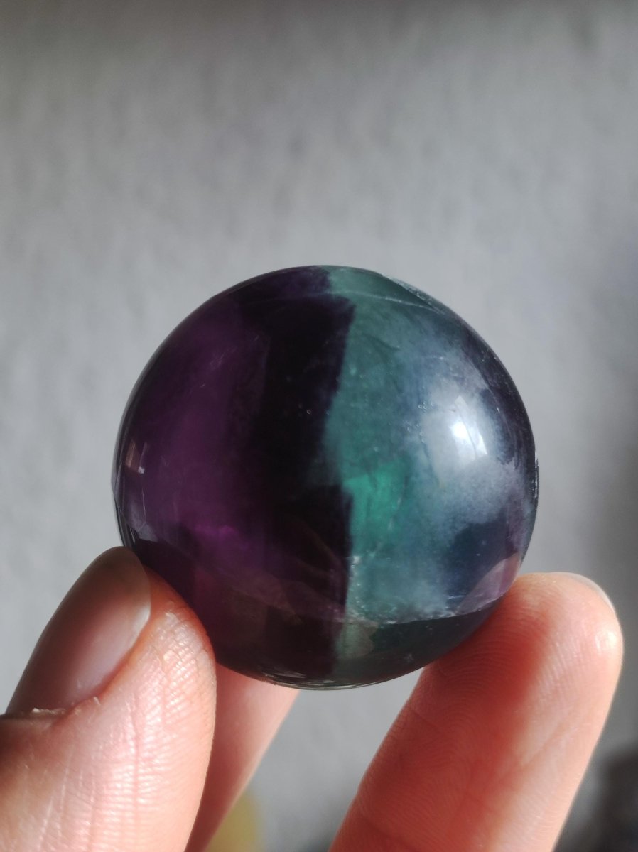 Fluorit Regenbogen Edelstein Kugel Deko Sphere Massage Kristall Spielkugel Meditation Heilstein Frau Mann Geschenk Er Sie Haus Energie Traum - Art of Nature Berlin