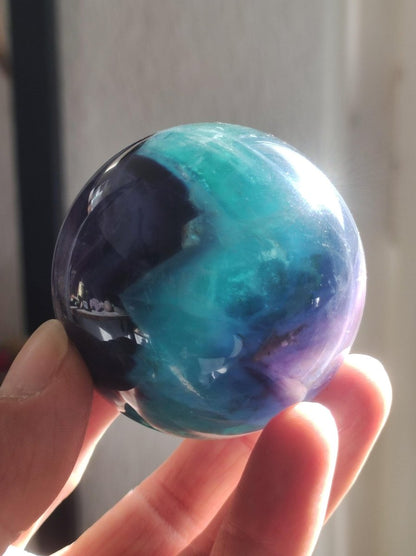 Fluorit Regenbogen Edelstein Kugel Deko Sphere Massage Kristall Spielkugel Meditation Heilstein Frau Mann Geschenk Er Sie Haus Energie Traum - Art of Nature Berlin