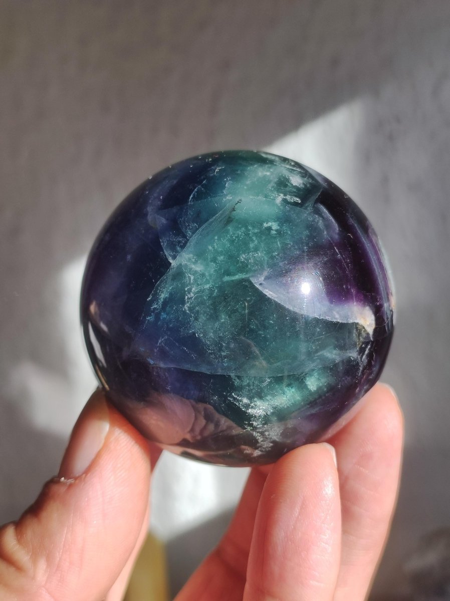 Fluorit Regenbogen Edelstein Kugel Deko Sphere Massage Kristall Spielkugel Meditation Heilstein Frau Mann Geschenk Er Sie Haus Energie Traum - Art of Nature Berlin