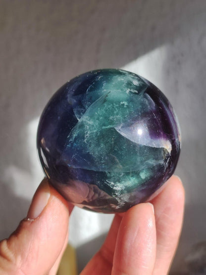 Fluorit Regenbogen Edelstein Kugel Deko Sphere Massage Kristall Spielkugel Meditation Heilstein Frau Mann Geschenk Er Sie Haus Energie Traum - Art of Nature Berlin