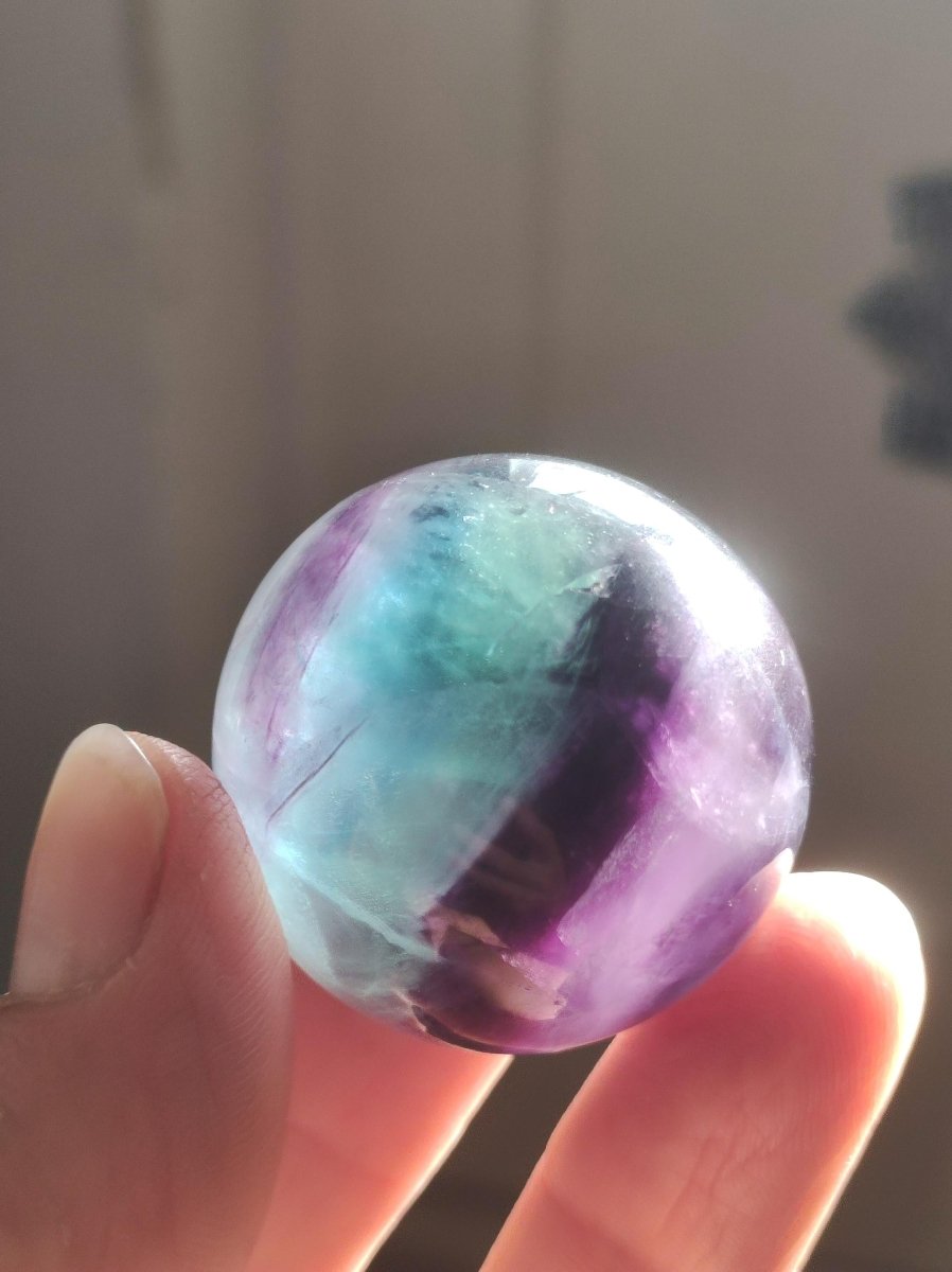 Fluorit Regenbogen Edelstein Kugel Deko Sphere Massage Kristall Spielkugel Meditation Heilstein Frau Mann Geschenk Er Sie Haus Energie Traum - Art of Nature Berlin