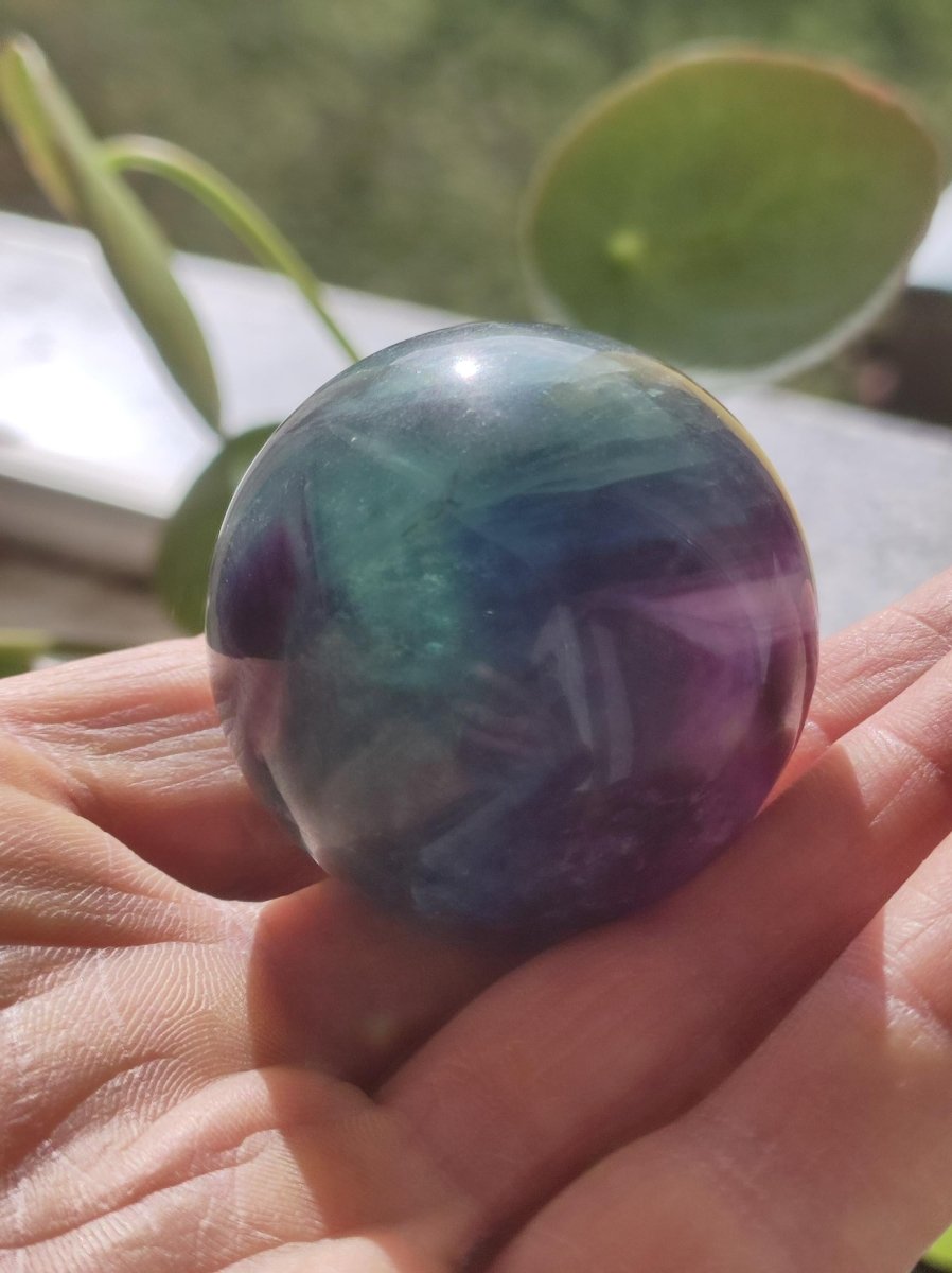 Fluorit Regenbogen Edelstein Kugel Deko Sphere Massage Kristall Spielkugel Meditation Heilstein Frau Mann Geschenk Er Sie Haus Energie Traum - Art of Nature Berlin