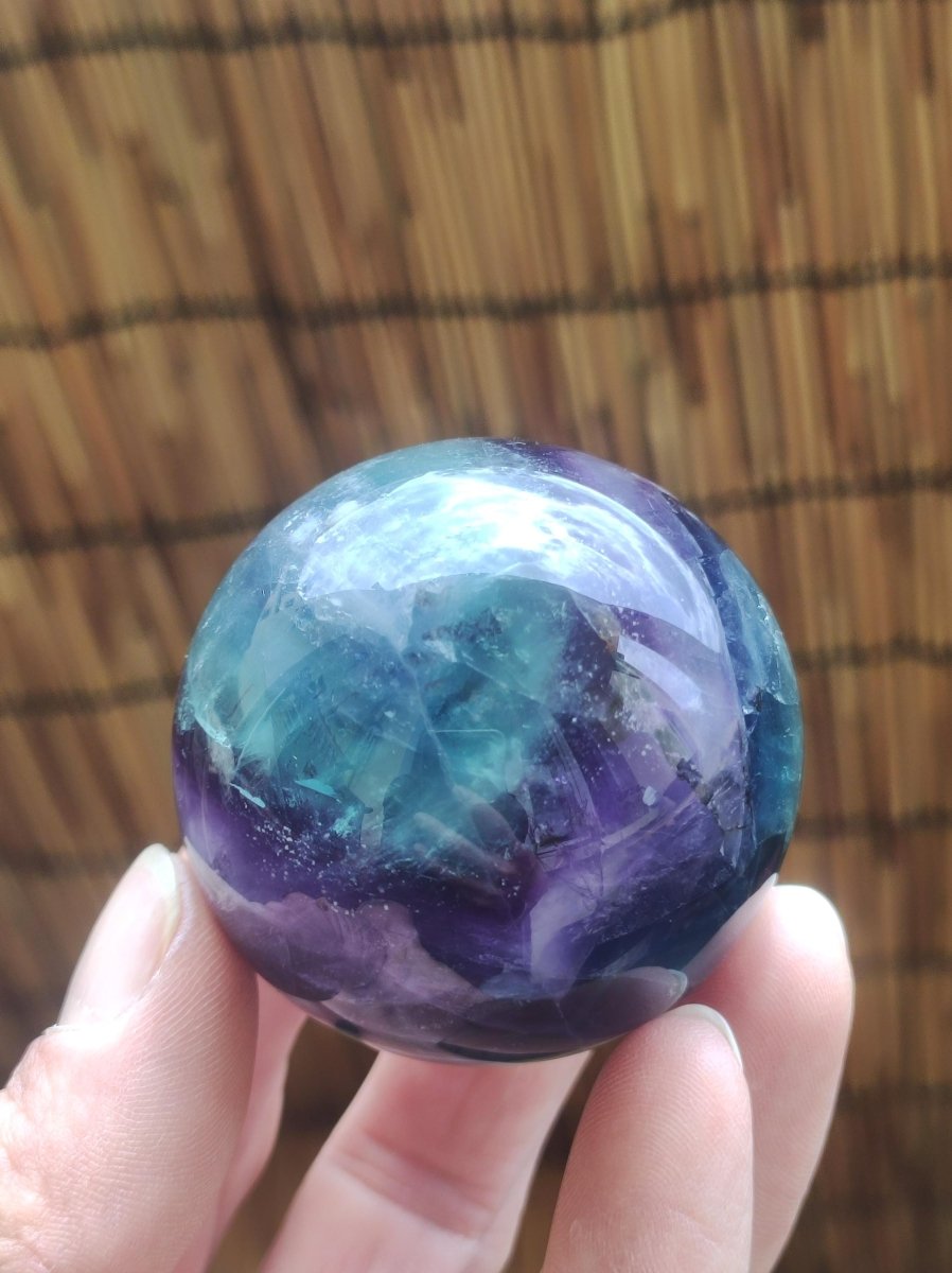 Fluorit Regenbogen Edelstein Kugel Deko Sphere Massage Kristall Spielkugel Meditation Heilstein Frau Mann Geschenk Er Sie Haus Energie Traum - Art of Nature Berlin