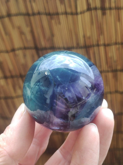 Fluorit Regenbogen Edelstein Kugel Deko Sphere Massage Kristall Spielkugel Meditation Heilstein Frau Mann Geschenk Er Sie Haus Energie Traum - Art of Nature Berlin