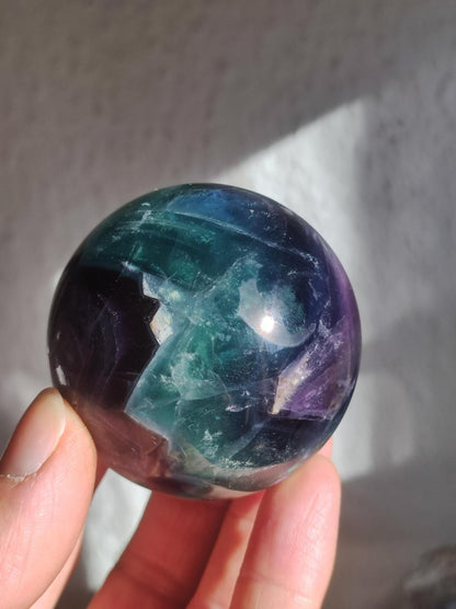 Fluorit Regenbogen Edelstein Kugel Deko Sphere Massage Kristall Spielkugel Meditation Heilstein Frau Mann Geschenk Er Sie Haus Energie Traum - Art of Nature Berlin