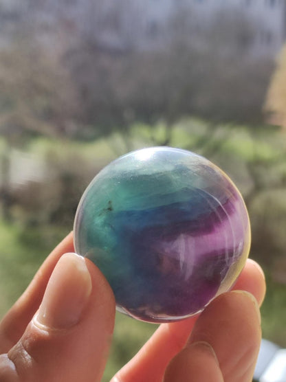 Fluorit Regenbogen Edelstein Kugel Deko Sphere Massage Kristall Spielkugel Meditation Heilstein Frau Mann Geschenk Er Sie Haus Energie Traum - Art of Nature Berlin