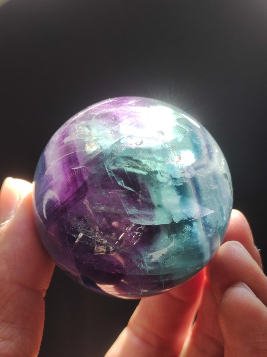 Fluorit Regenbogen Edelstein Kugel Deko Sphere Massage Kristall Spielkugel Meditation Heilstein Frau Mann Geschenk Er Sie Haus Energie Traum - Art of Nature Berlin